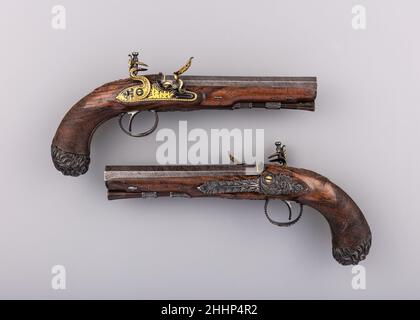Paar der Flintlock Pistols 1815–34 John Manton & Son der ursprüngliche Besitzer dieses bemerkenswert dekorierten Paares bleibt unbekannt, aber die Opulenz der Pistolen und der kontinentale Charakter deuten darauf hin, dass sie möglicherweise George IV. (1762–1830) oder jemand aus seinem Kreis gehört haben. Ihre Gold-Intarsien-Schlösser sind die verschwenderischsten, die John Mantons Firma zu Lebzeiten produziert hat. Der geschnitzte Adler auf dem Griff – ein Merkmal, das auch auf einem Paar der Pistolen des Königs zu finden ist, das für ihn als Prinz von Wales hergestellt wurde und jetzt in der Royal Collection in Windsor Castle (gem RCIN 6166) – wird hier mit goldeingelegten Augen weiter verstärkt. Si Stockfoto