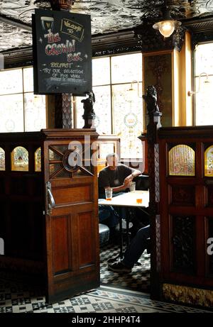 Nordirland. Ulster. Belfast. Das Crown Pub ist eines der ältesten der Stadt. Stockfoto