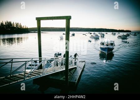 Hummerboot, das zum Dock in Owl's Head, Maine fährt Stockfoto