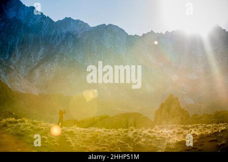 Wanderer fotografieren in Alabama Hills, Kalifornien Stockfoto