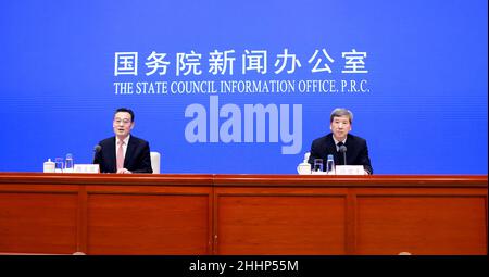 Peking, China. 25th Januar 2022. Xu Hongcai (R), Vizeminister für Finanzen, nimmt an einer Pressekonferenz Teil, die vom Informationsbüro des Staatsrats über Chinas Steuereinnahmen und -Ausgaben im Jahr 2021 in Peking, der Hauptstadt Chinas, am 25. Januar 2022 abgehalten wurde. Quelle: Pan Xu/Xinhua/Alamy Live News Stockfoto