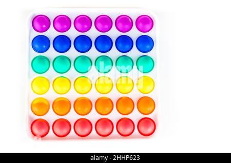 Nahaufnahme eines Anti-Stress-Fidget-Spielzeugs Pop IT auf weißem Hintergrund Stockfoto