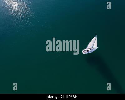 Segelboot von oben geschossen Stockfoto