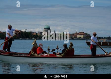 Der Bürgermeister von Venedig Luigi Brugnaro und der Patriarch von Venedig Francesco Moraglia während der Feier der Sensa Stockfoto