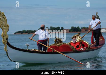 Der Bürgermeister von Venedig Luigi Brugnaro und der Patriarch von Venedig Francesco Moraglia während der Feier der Sensa Stockfoto