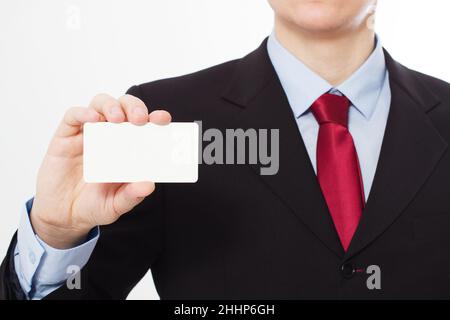 Vorlage und leere Visitenkarte in der Hand des Mannes. Selektiver Fokus Stockfoto