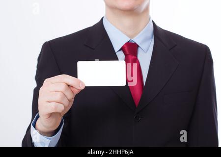 Vorlage und leere Visitenkarte in der Hand des Mannes. Selektiver Fokus Stockfoto