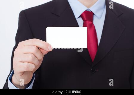 Vorlage und leere Visitenkarte in der Hand des Mannes. Selektiver Fokus Stockfoto