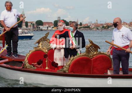 Der Bürgermeister von Venedig Luigi Brugnaro und der Patriarch von Venedig Francesco Moraglia während der Feier der Sensa Stockfoto