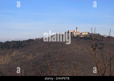 Monte Santo (Skalnica) vom Kamm der Sabotin aus gesehen. Monte Santo war das Theater blutiger Schlachten während des Ersten Weltkriegs. Die Kirche auf der Spitze wurde von der italienischen Artillerie, die auf dem Berg Sabotin aufgestellt wurde, zerstört. Es wurde in den Jahren zwischen 1924 und 1928 wieder aufgebaut. Stockfoto