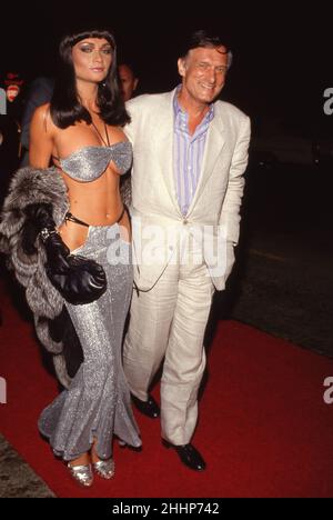 Hugh Hefner und Carrie Leigh besuchen die Los Angeles Premiere von 'Beverly Hills Cop II' im Mann's Chinese Theatre in Los Angeles, Kalifornien 19. Mai 1987 Quelle: Ralph Dominguez/MediaPunch Stockfoto