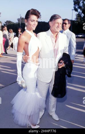 Hugh Hefner und Carrie Leigh nehmen am 6. September 1986 am Benefit für Alan Cranston im Haus von Barbra Streisand in Malibu, Kalifornien, Teil. Quelle: Ralph Dominguez/MediaPunch Stockfoto