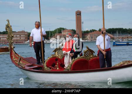 Der Bürgermeister von Venedig Luigi Brugnaro und der Patriarch von Venedig Francesco Moraglia während der Feier der Sensa Stockfoto