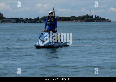 Ein Polizist im Wasserroller patrouilliert in der Lagune von Venedig Stockfoto