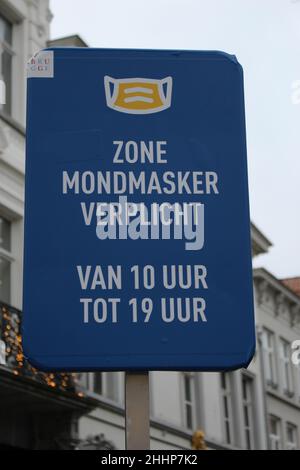 BRÜGGE, BELGIEN - 23. JANUAR 2022: Schild, das anzeigt, dass Sie eine maskenmandatierte Zone gegen das Coronavirus betreten. Stockfoto