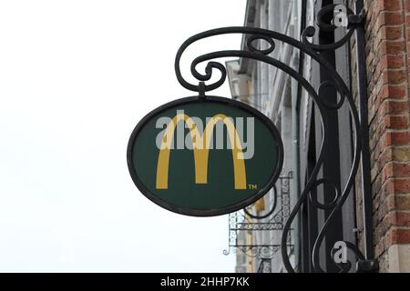 BRÜGGE, BELGIEN - 23. JANUAR 2022: Gelbes M McDonald's-Schild in einer alten europäischen Stadt Stockfoto