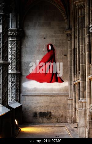 BRÜGGE, BELGIEN - 23. JANUAR 2022: Ein Wandgemälde vor dem Historium Brügge, einem Museum über das goldene Zeitalter des mittelalterlichen Brügge. Stockfoto