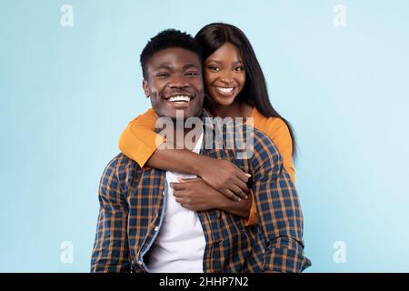 Afroamerikanische Dame, die mit ihrem Mann kuschelt Stockfoto