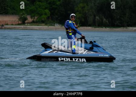 Ein Polizist im Wasserroller patrouilliert in der Lagune von Venedig Stockfoto