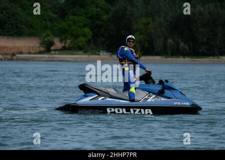 Ein Polizist im Wasserroller patrouilliert in der Lagune von Venedig Stockfoto