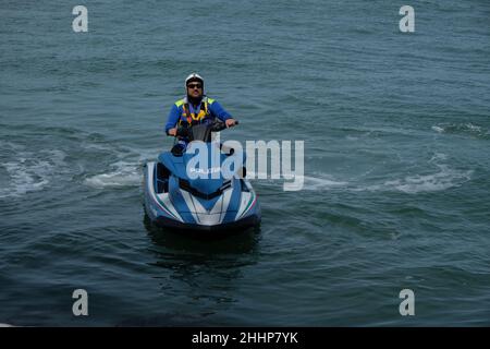 Ein Polizist im Wasserroller patrouilliert in der Lagune von Venedig Stockfoto