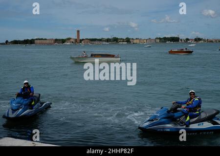 Ein Polizist im Wasserroller patrouilliert in der Lagune von Venedig Stockfoto