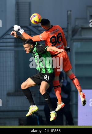 REGGIO NELL'EMILIA, ITALIEN - 16. JANUAR: Lorenzo Montipo vom FC Hellas Verona tritt am 16. Januar 2022 im Mapei Stadium - Citta' del Tricolore in Reggio nell'Emilia, Italien, mit Gianluca Scamacca vom US Sassuolo in der Serie A gegen den FC Hellas Verona an. (Foto nach MB-Medien) Stockfoto