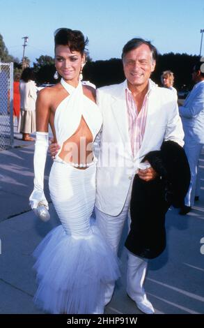 Hugh Hefner und Carrie Leigh nehmen am 6. September 1986 am Benefit für Alan Cranston im Haus von Barbra Streisand in Malibu, Kalifornien, Teil. Quelle: Ralph Dominguez/MediaPunch Stockfoto