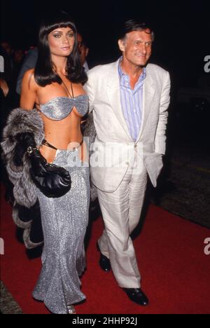 Hugh Hefner und Carrie Leigh besuchen die Los Angeles Premiere von 'Beverly Hills Cop II' im Mann's Chinese Theatre in Los Angeles, Kalifornien 19. Mai 1987 Quelle: Ralph Dominguez/MediaPunch Stockfoto