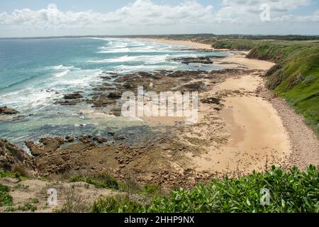 Blick auf den Cape Woolamai Surf Beach und das blaue Wasser der Bass Strait, Phillip Island, Victoria, Australien Stockfoto