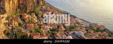 Malerische Parorama alte mittelalterliche Burgstadt Monemvasia in Lakonia bei Sonnenaufgang, Peloponnes, Griechenland. „Griechisches Gibraltar“ Stockfoto