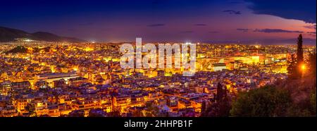 Schönes Panorama der Nacht Athen, Griechenland, Europa. Blick auf die Stadt bei Nacht Stockfoto