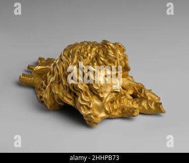 Uhr Ornament Ende des 18th. Oder Anfang des 19th. Jahrhunderts der französische Perseus, der weiterhin Wunder mit dem Kopf der Medusa vollbrachte, benutzte sie, um das Seeungeheuer zu töten, das Andromeda verschlingen wollte. Bevor er sich die Hände vom Blut des Monsters wusch, legte er Medusas Kopf auf ein Bett aus Zweigen und Algen, das sich prompt verhärtete. So erklärt Ovid den Ursprung der Korallen. Dieser Kopf ziert wahrscheinlich eine Uhr mit Figuren, die die Folge darbieten.das Motiv des abgetrennten Kopfes der von Schlangen wimmelnden Medusa wurde zu einem der charakteristischsten Motive für Kameen. Das Bild des Kopfes passt perfekt in das runde Feld eines Tondo. Ar Stockfoto