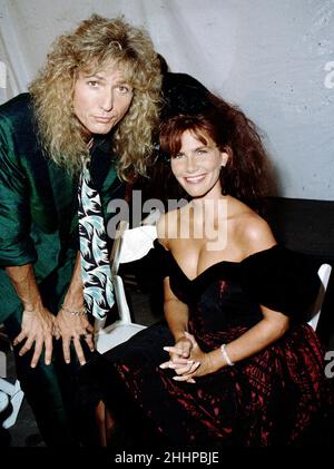 David Coverdale von der Hardrock-Band Whitesnake und Tawny Kitaen fotografierten 1988 Backstage Credit: Ron Wolfson / Rock Negative / MediaPunch Stockfoto