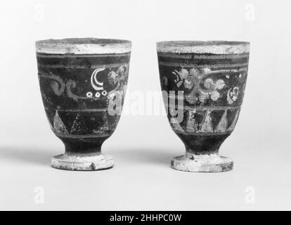 Kelch (einer von einem Paar) China statt glasiert, einige Grabtöpfe wurden mit Pigmenten nach dem Brennen aufgetragen, um die Form und das Dekor von Gefäßen aus kostbareren Materialien wie Lack oder Bronze zu imitieren dekoriert. Kelch (einer von einem Paar) 44336 Stockfoto