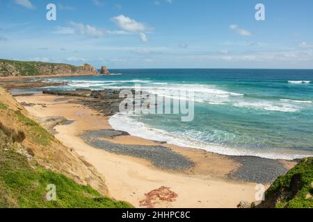 Blick auf die Zinnen am Cape Woolamai Surf Beach und das blaue Wasser der Bass Strait, Phillip Island, Victoria, Australien Stockfoto