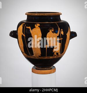 Terrakotta-Stamnos (Glas) ca. 480 v. Chr. dem Kopenhagener Maler zugeschrieben Vorderseite, Männer und FrauenRückseite, Männer und JugendDie Kopenhagener und Syriskos-Maler wurden von J. D. Beazley, der Autorität auf griechischer Vasenmalerei, als "Brüder" charakterisiert. Sie gehörten derselben Werkstatt an, und in einigen Fällen, wie in diesem Stamnos, war Beazley nicht in der Lage, dem einen oder anderen zuzuordnen. Einige Gelehrte haben spekuliert, dass sie ein Künstler waren.das Thema zeigt zwei Aspekte des Lebens eines athenischen Bürgers. Die Vorderseite zeigt einen sitzenden Mann mit Stab oder Zepter und einer Frau mit einem Hafer Stockfoto