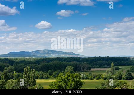 Lednice-Valtice Komplex, Blick vom Minarett-Aussichtsturm für Park mit Bäumen, auf dem Hintergrund Kalkstein Palava Hügel Stockfoto