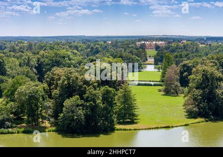 Lednice-Valtice Komplex, Blick vom Minarett-Aussichtsturm für Schloss Teich, Park mit Bäumen und Schloss Lednice Stockfoto