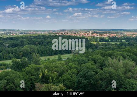 Lednice-Valtice Komplex, Blick vom Minarett-Aussichtsturm für Park mit Bäumen, im Hintergrund Stadt Podivin. Podivin hat etwa 3.000 Einwohner. Stockfoto