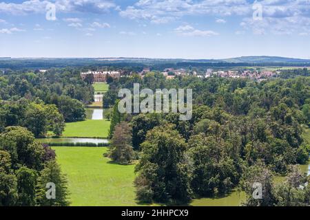 Lednice-Valtice Komplex, Blick vom Minarett-Aussichtsturm für Schloss Teich, Park mit Bäumen und Schloss Lednice Stockfoto