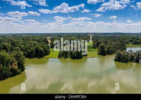 Lednice-Valtice Komplex, Blick vom Minarett-Aussichtsturm für Schloss Teich, Park mit Bäumen und Schloss Lednice Stockfoto