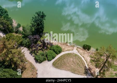 Lednice-Valtice Komplex, Blick vom Minarett-Aussichtsturm auf Pfad, Burgteich und Bäume. Stockfoto