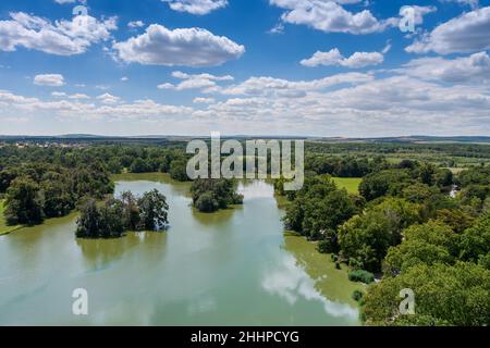 Lednice-Valtice Komplex, Blick vom Minarett-Aussichtsturm auf den Burgteich und den Park mit Bäumen. Stockfoto