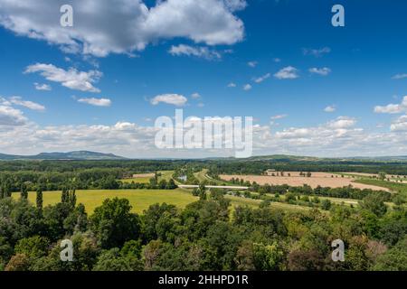 Lednice-Valtice Komplex, Blick vom Minarett-Aussichtsturm für Park mit Bäumen, Fluss Thaya auf Hintergrund Kalkstein Palava Hügel Stockfoto