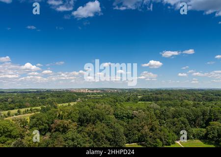 Lednice-Valtice Komplex, Blick vom Minarett-Aussichtsturm für Park mit Bäumen, im Hintergrund Stadt Podivin. Podivin hat etwa 3.000 Einwohner. Stockfoto