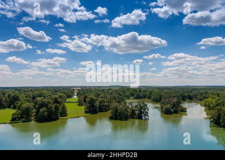 Lednice-Valtice Komplex, Blick vom Minarett-Aussichtsturm für Schloss Teich, Park mit Bäumen und Schloss Lednice Stockfoto