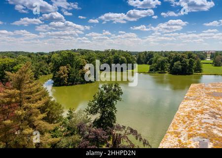 Lednice-Valtice Komplex, Blick vom Minarett-Aussichtsturm für Schloss Teich, Park mit Bäumen und Schloss Lednice Stockfoto