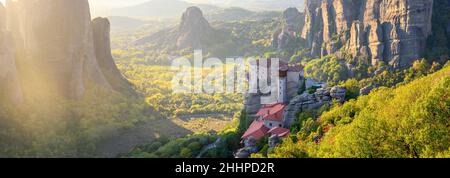 Schöner Blick auf die berühmten orthodoxen Klöster im Osten bei Sonnenuntergang. Griechenland, Europa. Landschaftsort von Klöstern auf dem Felsen. UNESCO-Weltkulturerbe Stockfoto