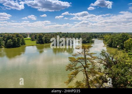 Lednice-Valtice Komplex, Blick vom Minarett-Aussichtsturm für Schloss Teich, Park mit Bäumen und Schloss Lednice Stockfoto